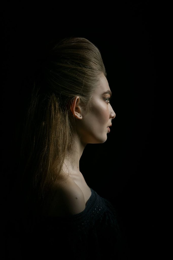 portret-vrouw-black-background
